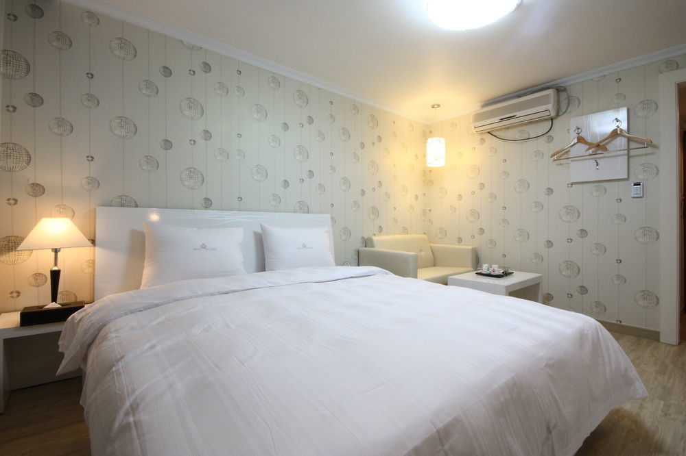 Gallery Tourist Hotel ชองจู ภายนอก รูปภาพ